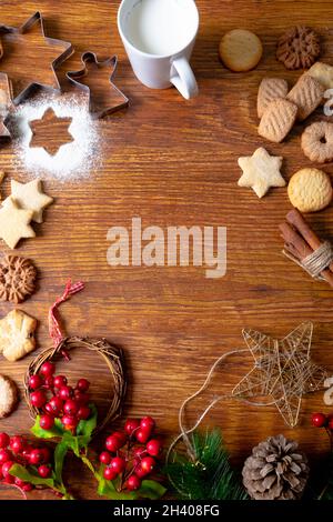 Composition de décorations de noël avec mug, biscuits de noël et espace de copie sur fond de bois Banque D'Images