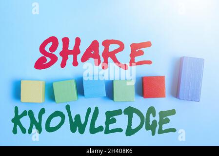 Affiche affichant partager les connaissances.Mot écrit sur l'activité par laquelle les connaissances sont échangées entre montrant la pile de Cub échantillon Banque D'Images