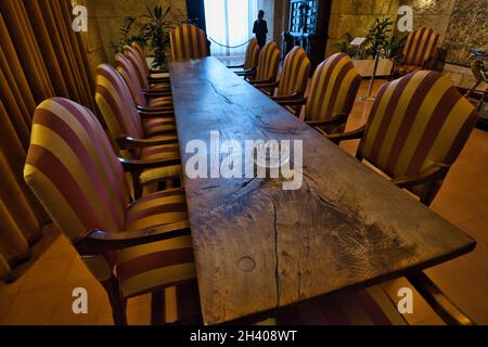 Vue sur la longue table en bois à l'intérieur du palais normand de Palerme Banque D'Images