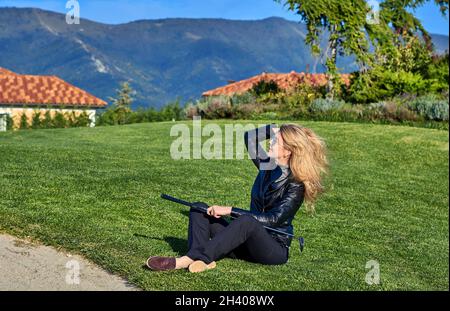 Fille jouant au golf et tenant un club de golf sur le terrain Banque D'Images