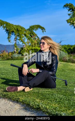 Fille jouant au golf et tenant un club de golf sur le terrain Banque D'Images