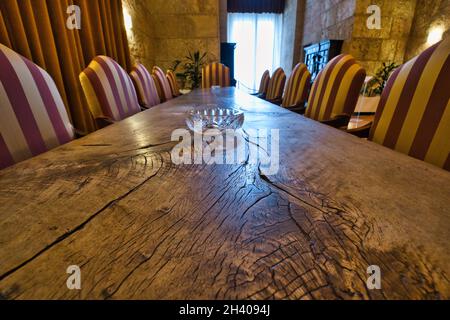 Vue sur la longue table en bois à l'intérieur du palais normand de Palerme Banque D'Images