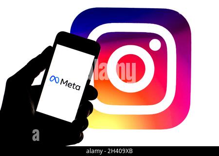 Barcelone, Catalogne, Espagne.30 octobre 2021.Sur cette photo, un logo Meta apparaît sur un smartphone avec un logo Instagram en arrière-plan.(Image de crédit : © Thiago Prudencio/DAX via ZUMA Press Wire) Banque D'Images