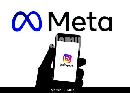 Barcelone, Catalogne, Espagne.30 octobre 2021.Sur cette photo, un logo Instagram apparaît sur un smartphone avec un logo Meta en arrière-plan.(Image de crédit : © Thiago Prudencio/DAX via ZUMA Press Wire) Banque D'Images