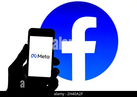 Barcelone, Catalogne, Espagne.30 octobre 2021.Dans cette illustration, un logo Meta apparaît sur un smartphone avec un logo Facebook en arrière-plan.(Image de crédit : © Thiago Prudencio/DAX via ZUMA Press Wire) Banque D'Images