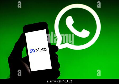 Barcelone, Catalogne, Espagne.30 octobre 2021.Dans cette illustration, un logo Meta apparaît sur un smartphone avec un logo WhatsApp en arrière-plan.(Image de crédit : © Thiago Prudencio/DAX via ZUMA Press Wire) Banque D'Images