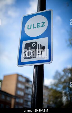 Brixton, Angleterre.30 octobre 2021.Panneau périphérique ULEZ sur la route South Circular en suivant l'extension de la zone d'émissions ultra-faibles à travers Londres. Banque D'Images