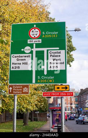 Brixton, Angleterre.30 octobre 2021.Panneau périphérique ULEZ sur la route South Circular en suivant l'extension de la zone d'émissions ultra-faibles à travers Londres. Banque D'Images