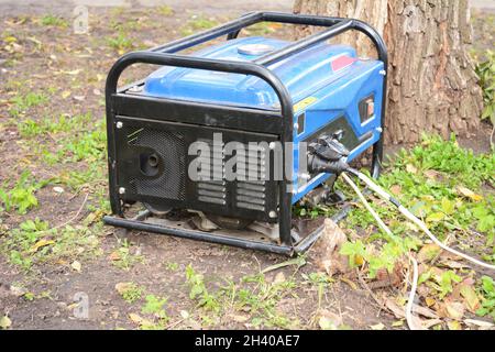 Générateur portable - équipement électrique extérieur.Générateur d'alimentation de secours mobile dans le jardin. Banque D'Images