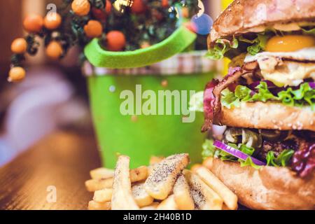 Un gros plan d'un hamburger jumbo servi dans un restaurant Banque D'Images