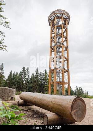 Tour d'observation en bois et en acier appelée Svetly Vrch.Randonnée à Albrechtice dans les montagnes de Jizerske, en Tchéquie.La tour d'observation d'origine donne sur un ciel nuageux l'été Banque D'Images