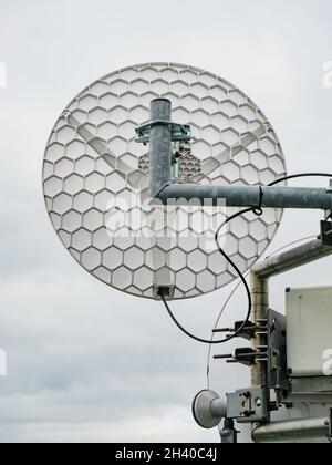 Amplificateur d'antenne pour le support en acier et le cadre fixés à Internet à la structure du toit. Banque D'Images