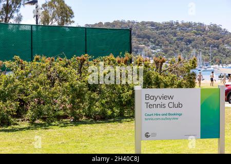 Bayview, banlieue de Sydney et de son conseil des courts de tennis gérés et exploités, disponibles pour l'usage public et les réservations occasionnelles, Australie Banque D'Images