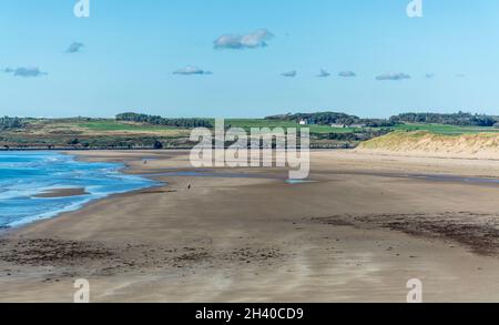 Vue sur la plage de Penrhos à Newborough, en direction de Malltraeth, Anglesey, au nord du pays de Galles, au Royaume-Uni.Prise le 15 octobre 2021. Banque D'Images