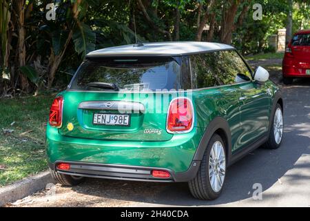 Mini Cooper S électrique 2021 dans un corps vert avec toit blanc sur une rue de Sydney, Nouvelle-Galles du Sud, Australie Banque D'Images