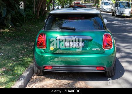 Mini Cooper S électrique 2021 dans un corps vert avec toit blanc sur une rue de Sydney, Nouvelle-Galles du Sud, Australie Banque D'Images