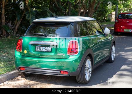 Mini Cooper S électrique 2021 dans un corps vert avec toit blanc sur une rue de Sydney, Nouvelle-Galles du Sud, Australie Banque D'Images