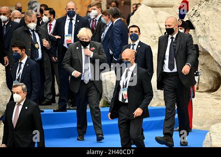 Le Premier ministre Boris Johnson arrive aux rangs des dirigeants du G20 lors d’une visite à la fontaine de Trevi à Rome, en Italie, au cours du sommet du G20.Date de la photo: Dimanche 31 octobre 2021. Banque D'Images