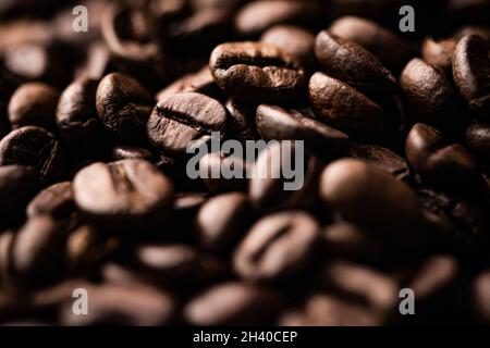 Fond de grains de café, haricots torréfiés avec saveur riche, meilleure boisson du matin et mélange de luxe Banque D'Images