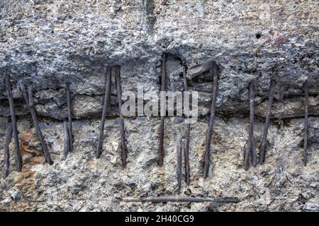 La texture de la paroi en pierre abîmé présente des rayures et des fissures Banque D'Images