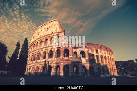 colisée de nuit Rome Italie avec lumières longue exposition Banque D'Images