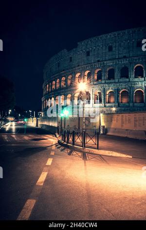 colisée de nuit Rome Italie avec lumières longue exposition Banque D'Images