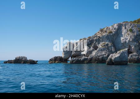 L'Isole Tremiti, San Domino, Foggia, Italie - juillet 2021 : vue sur le rocher de l'éléphant et la côte lors d'une excursion en bateau. Banque D'Images