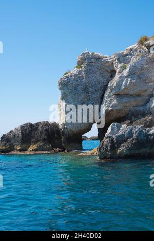 L'Isole Tremiti, San Domino, Foggia, Italie - juillet 2021 : vue sur le rocher de l'éléphant et la côte lors d'une excursion en bateau. Banque D'Images