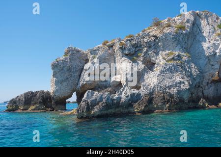 L'Isole Tremiti, San Domino, Foggia, Italie - juillet 2021 : vue sur le rocher de l'éléphant et la côte lors d'une excursion en bateau. Banque D'Images