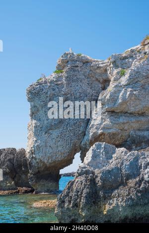 L'Isole Tremiti, San Domino, Foggia, Italie - juillet 2021 : vue sur le rocher de l'éléphant et la côte lors d'une excursion en bateau. Banque D'Images