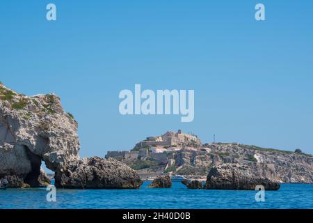 L'Isole Tremiti, San Domino, Foggia, Italie - juillet 2021 : vue sur le rocher de l'éléphant, avec vue sur l'île de san nicola en arrière-plan. Banque D'Images