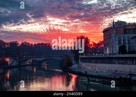 Coucher de soleil sur le Tibre, Vatican, Rome Italie. Ciel rouge coloré Banque D'Images