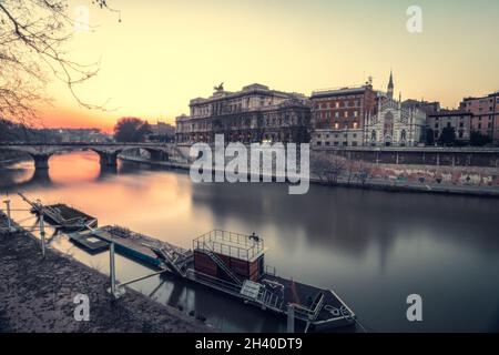 Coucher de soleil sur le Tibre, Vatican, Rome Italie. Ciel rouge coloré Banque D'Images