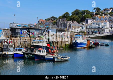 Une vue attrayante des bateaux de pêche attachés le long du quai, avec des maisons sur la colline de l'autre côté du port. Banque D'Images