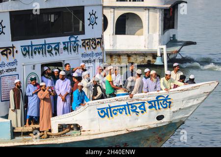 Rivière Meghna, Bangladesh : Adventure-9, navire à passagers très connu au Bangladesh Banque D'Images