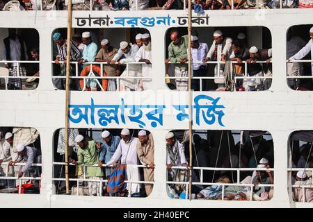 Rivière Meghna, Bangladesh : Adventure-9, navire à passagers très connu au Bangladesh Banque D'Images