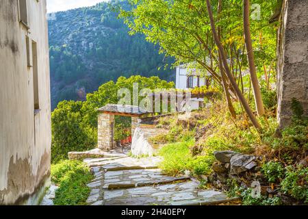 Vue sur la rue au village de Makrinitsa, Pélion, Grèce Banque D'Images