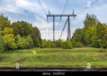 Ligne de fils haute tension contre le fond du ciel Banque D'Images