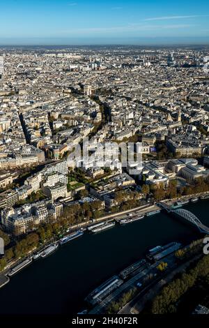 Vue aérienne sur les toits colorés des bâtiments et des rues de Paris, France Banque D'Images