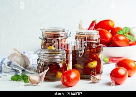 Tomates séchées faites maison à l'ail et à l'huile d'olive dans des pots en verre. Banque D'Images