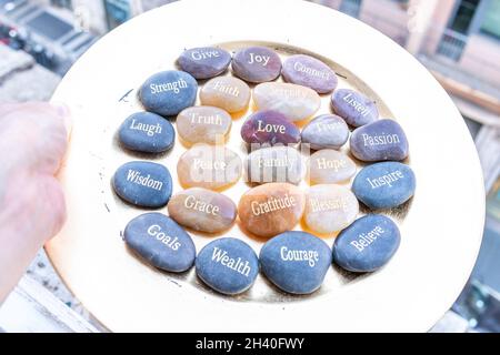 Pierres d'inspiration zen motivationnelle avec des écrits.Sérénité, gratitude, passion, croire, amour sur un fond doré Banque D'Images