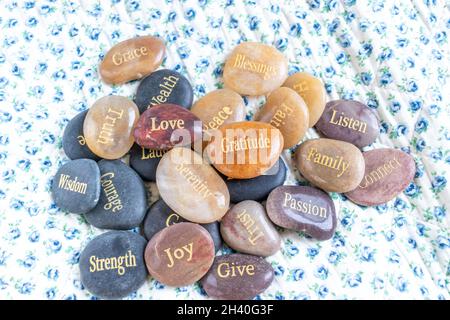 Pierres d'inspiration zen motivationnelle avec des écrits.Sérénité, gratitude, passion, croire, amour sur un fond Banque D'Images