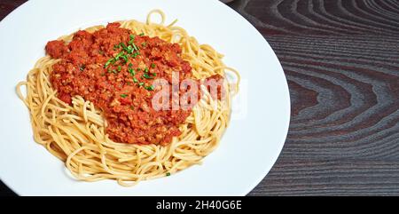 Gros plan au-dessus de la tête de spaghetti bolognaise avec espace de copie Banque D'Images