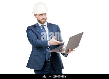 Ingénieur professionnel dans hardhat point à l'écran d'ordinateur portable pour l'ingénierie, les logiciels d'ordinateur Banque D'Images