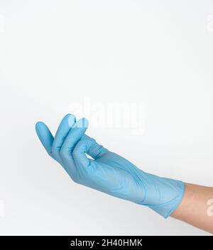 La main du médecin dans un gant médical bleu tient un objet sur un fond blanc. Copier l'espace, tenir n'importe quel objet Banque D'Images