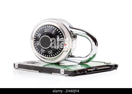 Disque dur verrouillé, mot de passe du disque dur stockage de données privé cryptage concept abstrait, personne.Disque dur et un cadenas codé isolé sur blanc, coupé.Di Banque D'Images