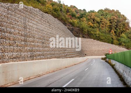 Murs en pierre rouge sur la route pour protéger le bord de la route, l'automne ou l'automne Banque D'Images