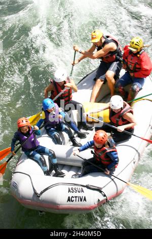 Rafting sur la rivière Noguera Pallaressa à Llavorsi, Lleida, Catalunya, Espagne, Europe Banque D'Images