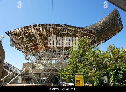 Poisson d'or par Frank Gehry au village olympique de Barcelone, Catalogne, Espagne, Europe Banque D'Images