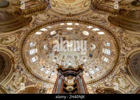 Vicoforte, Cuneo, Piémont, Italie - 13 octobre 2021 : intérieur du Sanctuaire de la Nativité de Marie avec le plus grand dôme elliptique au monde avec le l Banque D'Images